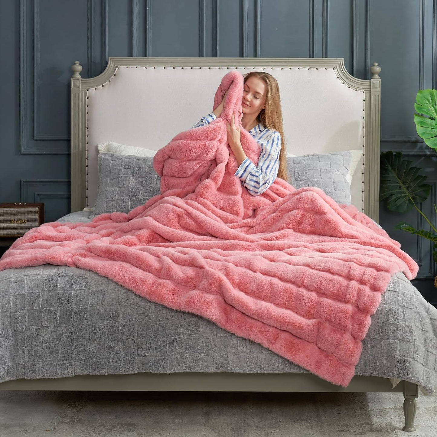 Cozy Bliss Faux Fur Throw Blanket for Couch, Cozy Soft Plush Thick Winter Blanket for Sofa Bedroom Living Room, 50 * 60 Inches Beige