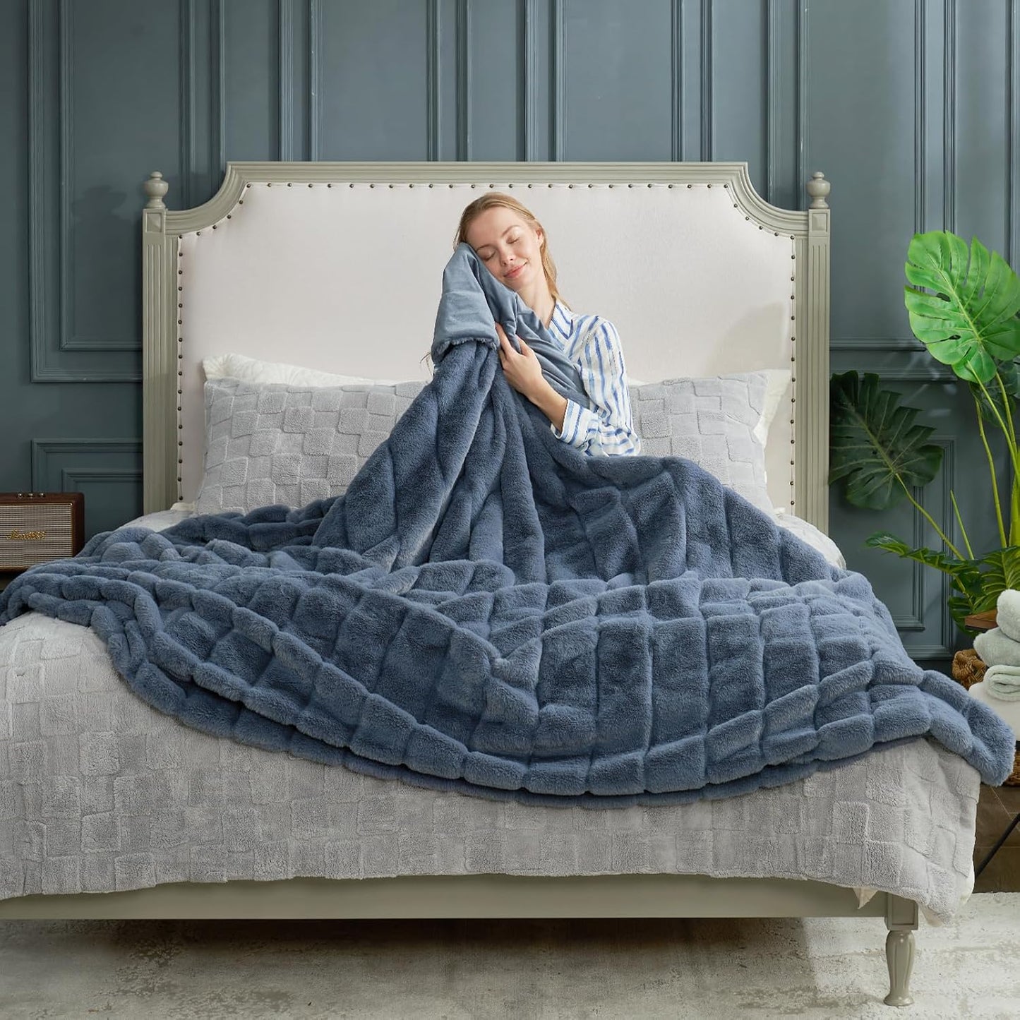 Cozy Bliss Faux Fur Throw Blanket for Couch, Cozy Soft Plush Thick Winter Blanket for Sofa Bedroom Living Room, 50 * 60 Inches Beige